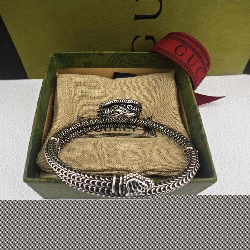 G*u*i bracelets
